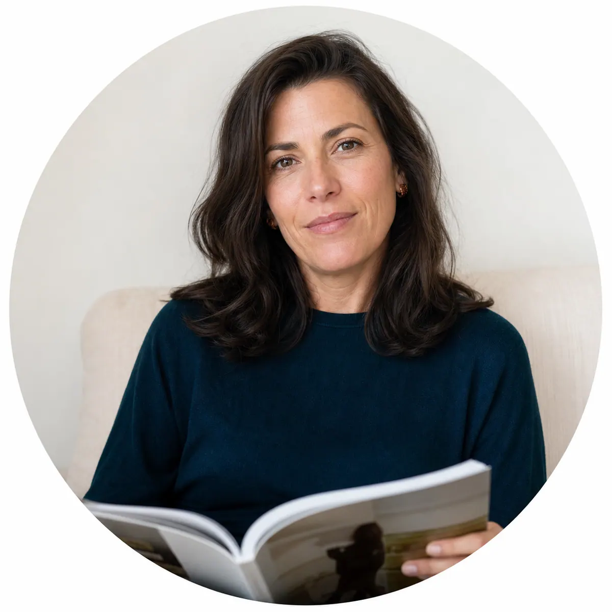 Une lectrice souriante, magazine à la main